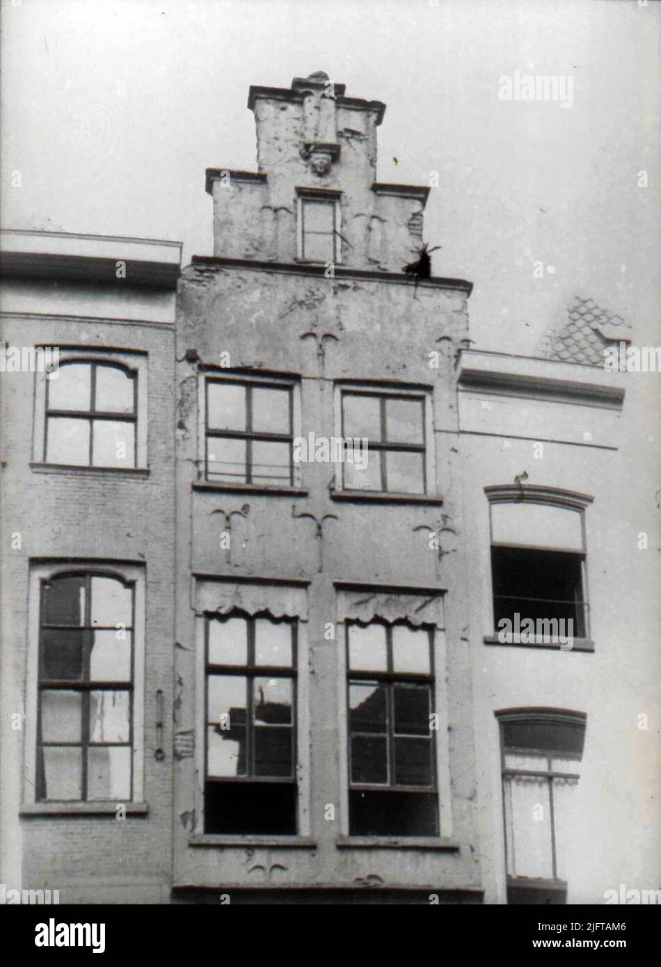 La façade d'un bâtiment à l'ouest de la Grotestraat, avec un pignon étagé du 17th siècle. Banque D'Images