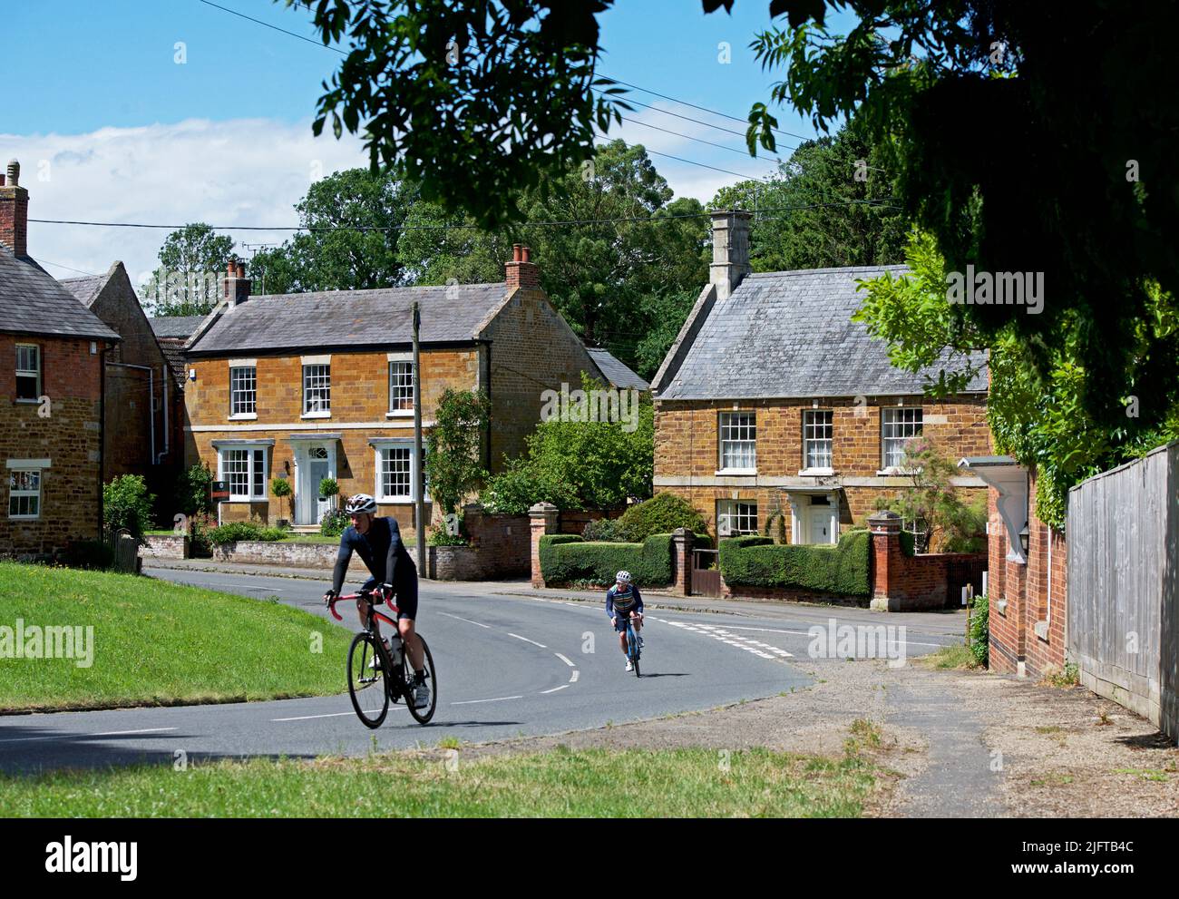 Cyclits dans le village de Weston par Welland, Northamptonshire, Angleterre Royaume-Uni Banque D'Images