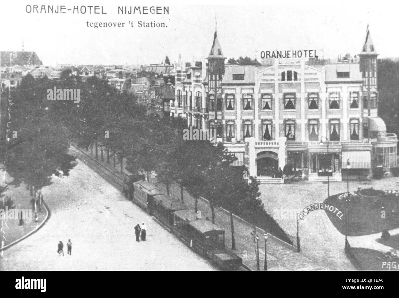 Un tramway à vapeur à destination de Druten signifie l'hôtel Oranje Banque D'Images