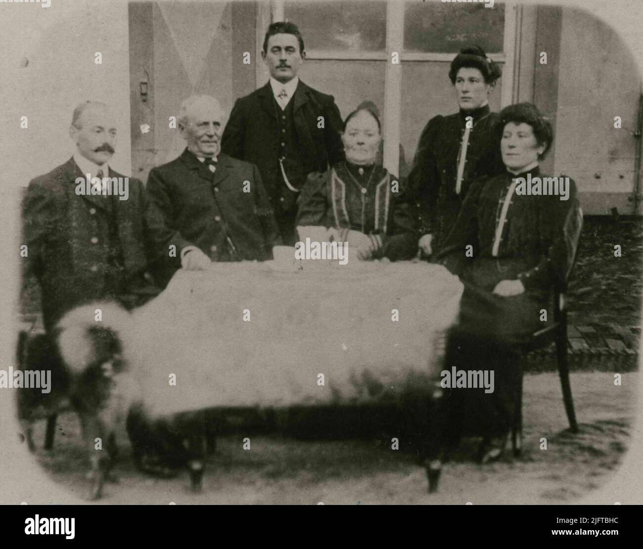 Agriculteur/locataire Henricus Arnts (28/07/1853 - 05/11/1930) et épouse Johanna Publichuizen (05/02/1853 - 07/03/1919) avec, de gauche à droite, leurs quatre enfants, Bart, Gerrit, Marie et Béts, Les résidents de la maison dite "des serveurs" (également connue sous le nom de "Gouverneurshuis"), avec le bâtiment stable et les vestiges octogonaux (pigeons) Torentje du Voorburcht ("Kasteelsche Hof") de l'ancien château d'Ooij Banque D'Images