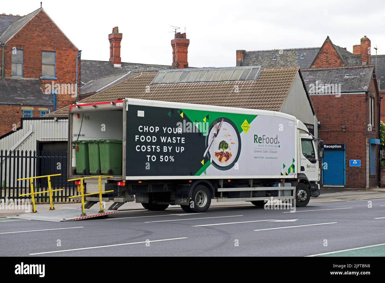 Camion ReFood collectant les déchets alimentaires, pour se transformer en bioénergie, Goole, East Yorkshire, Angleterre Royaume-Uni Banque D'Images