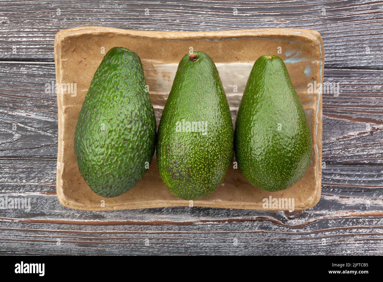 avocat sur fond de bois vue de dessus Banque D'Images