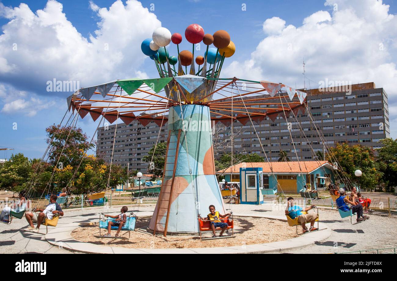 Cuba, la Havane, la banlieue Alamar a été récemment construit dans les années 1970. Le terrain était la propriété d'environ 20 familles riches qui ont quitté le pays en 1958 après le revoluti Banque D'Images Cuba, la Havane, la banlieue Alamar a été récemment construit dans les années 1970. Le terrain était la propriété d'environ 20 familles riches qui ont quitté le pays en 1958 après le revoluti Banque D'Images