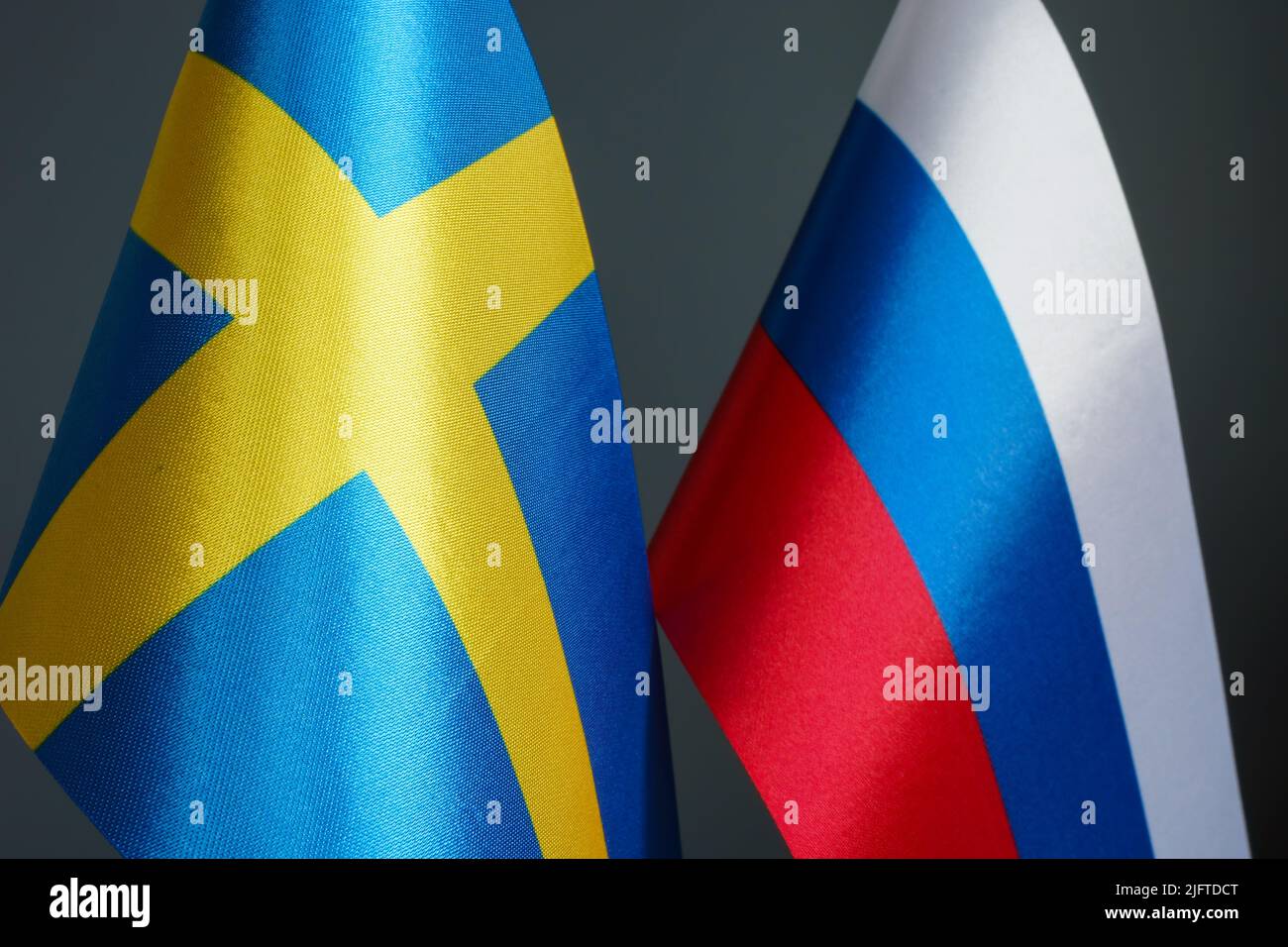 Gros plan des drapeaux de la Suède et de la Russie. Banque D'Images