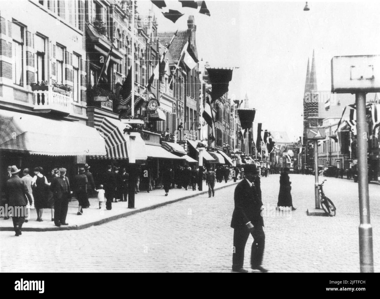 La rue décorée, B.G.V. La naissance de Prinses Beatrix, sur la gauche, la première rue Walstraat Banque D'Images