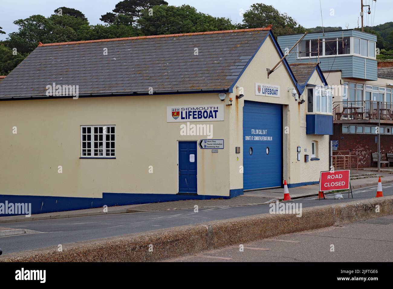 La route est fermée par la station du canot de sauvetage à Sidmouth. Il s'agit d'un organisme de bienfaisance financé par le secteur privé, qui ne fait pas partie du RNLI Banque D'Images
