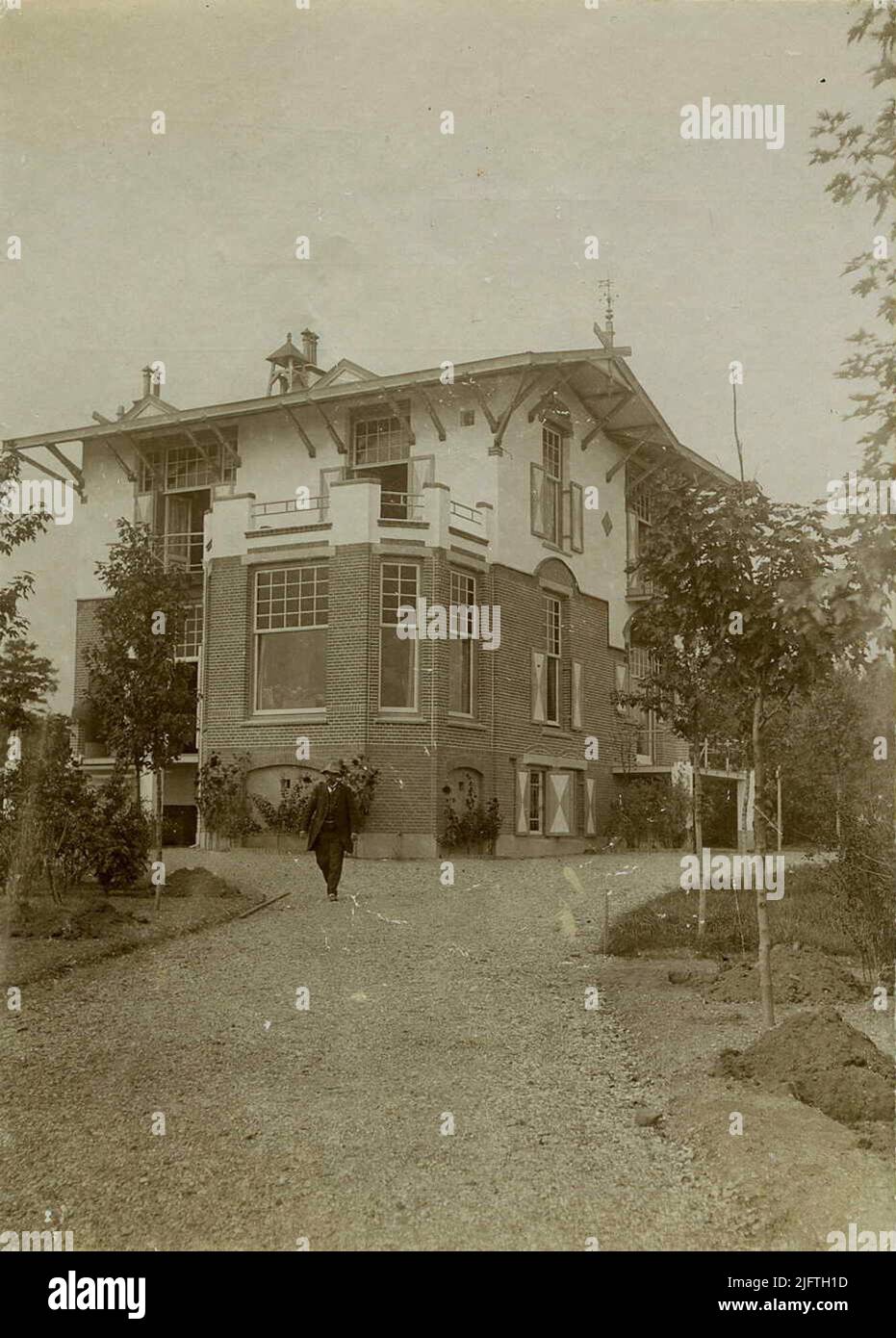 Villa 'Hooge Hof', construite en 1908 par l'entrepreneur de Nimègue Lammert Smit comme villa 'Heideheuvel' sur la, puis encore sans nom, Paijensweg. En 1911, la villa, également par l'entrepreneur Smit, a été construite à nouveau comme une copie presque exacte et sous le même nom sur Sophiaweg 25, plus tard propriété de Joachimus (Chiem) van Houweninge (24/03/1859 - 22/02/1936), marchand de charbon, Grand propriétaire foncier de la région sur et à côté du Kwakkenberg et fondateur du Villapark du même nom Banque D'Images