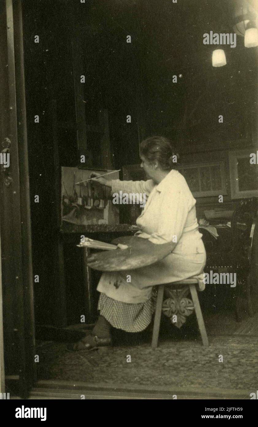 L'artiste visuelle Adriana Diderika van Houwinge (28/05/1890 - 19/09/1953) travaille dans le studio de son peintre sur le domaine 'Berglust'. Adriana Diderika est la deuxième fille de Joachimus (Chiem) van Houwinge (24/03/1859 - 22/02/1936), négociant en charbon, propriétaire important de la région sur et à côté du Kwakkenberg et fondateur du Villapark du même nom, et épouse Sophia Frederika Hamerslag (05/02/1862 - 07/10/1936) Banque D'Images