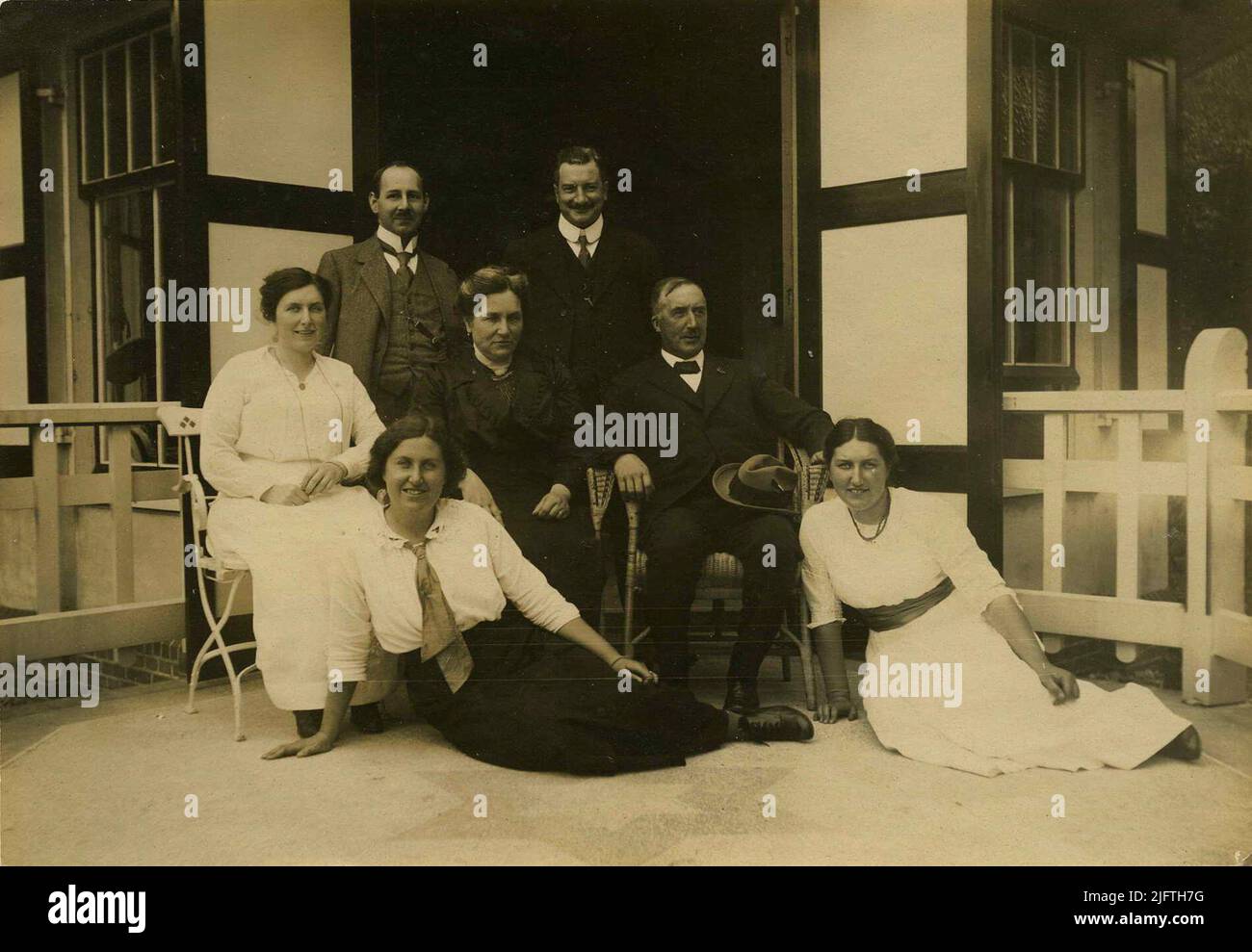 Portrait de la famille Van Houwinge-Hamerslag. Assis, au milieu, à droite, Joachimus (Chiem) van Houwinge (24/03/1859 - 22/02/1936), marchand de charbon, grand propriétaire foncier de la région sur et à côté du Kwakkenberg et fondateur du Villapark du même nom. En plus de Joachimus, l'épouse Sophia Frederika Hamerslag (05/02/1862 - 07/10/1936) et la plus ancienne fille Sophia Frederika (18/05/1889 - 15/03/1988). Assis, à l'avant, les deux autres filles, à gauche, Adriana Diderika (28/05/1890 - 19/09/1953) et à droite, Johanna Christina (11/12/1891 - 21/07/1974). Debout, à gauche, fabricant de parapluie Wil Banque D'Images