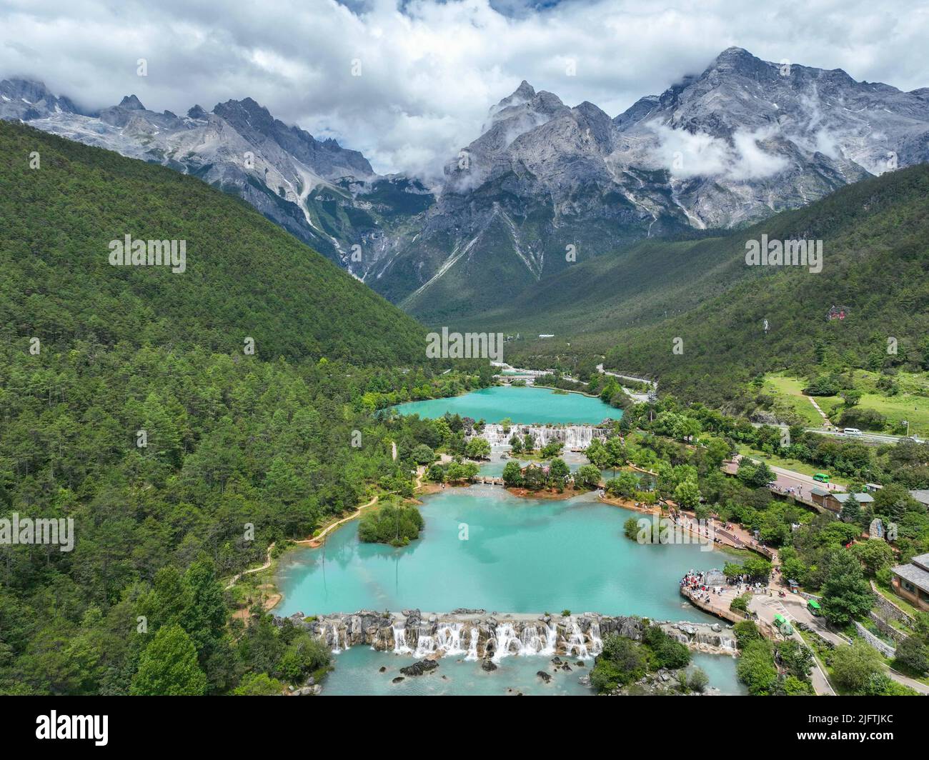 LIJIANG, CHINE - 5 JUILLET 2022 - photo aérienne prise sur 5 juillet 2022 montre aux touristes la visite de la vallée de la Lune bleue au pied de la montagne de neige de Yulong Banque D'Images