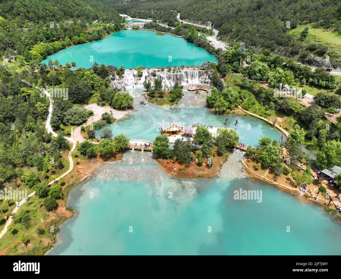 LIJIANG, CHINE - 5 JUILLET 2022 - photo aérienne prise sur 5 juillet 2022 montre aux touristes la visite de la vallée de la Lune bleue au pied de la montagne de neige de Yulong Banque D'Images