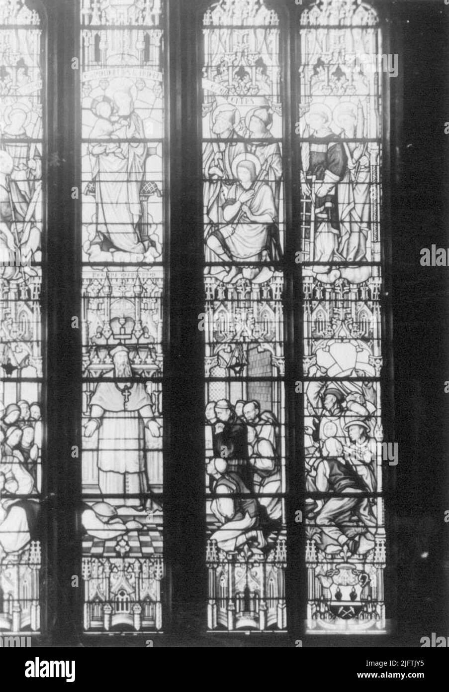 L'intérieur de l'église Saint-Petrus-Canisius, ici une vitrelle Banque D'Images