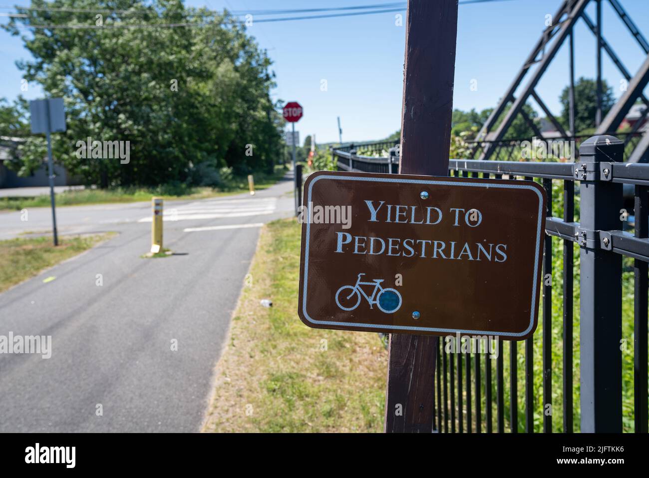 Piste cyclable le long d'un canal Banque D'Images