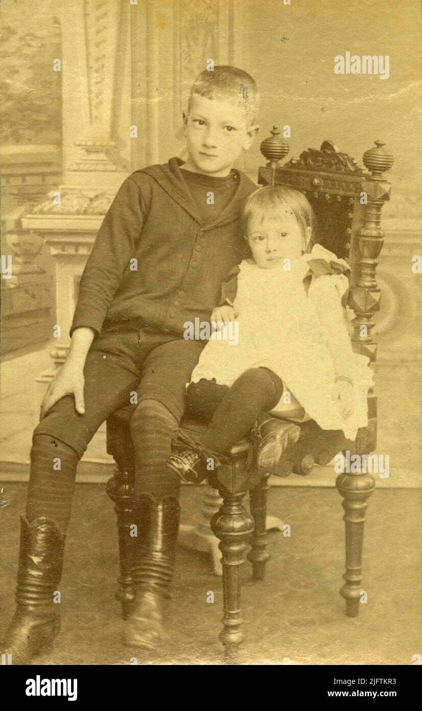 Photo des jeunes des enfants du marchand de vin Johannes Leonardus Jacobus (Ko) Bonjour (14/03/1848 - 25/07/1922) et épouse Margaretha Gerardina (salutation) proprement dit (20/10/1850 - 23/03/1916). A gauche, Jacobus Winus Johannes (Cobus) (01/06/1880 - 01/01/1934), à droite, fille cadette Margaretha Gerardina (Greetje) (24/12/1887 - 06/11/1956) Banque D'Images