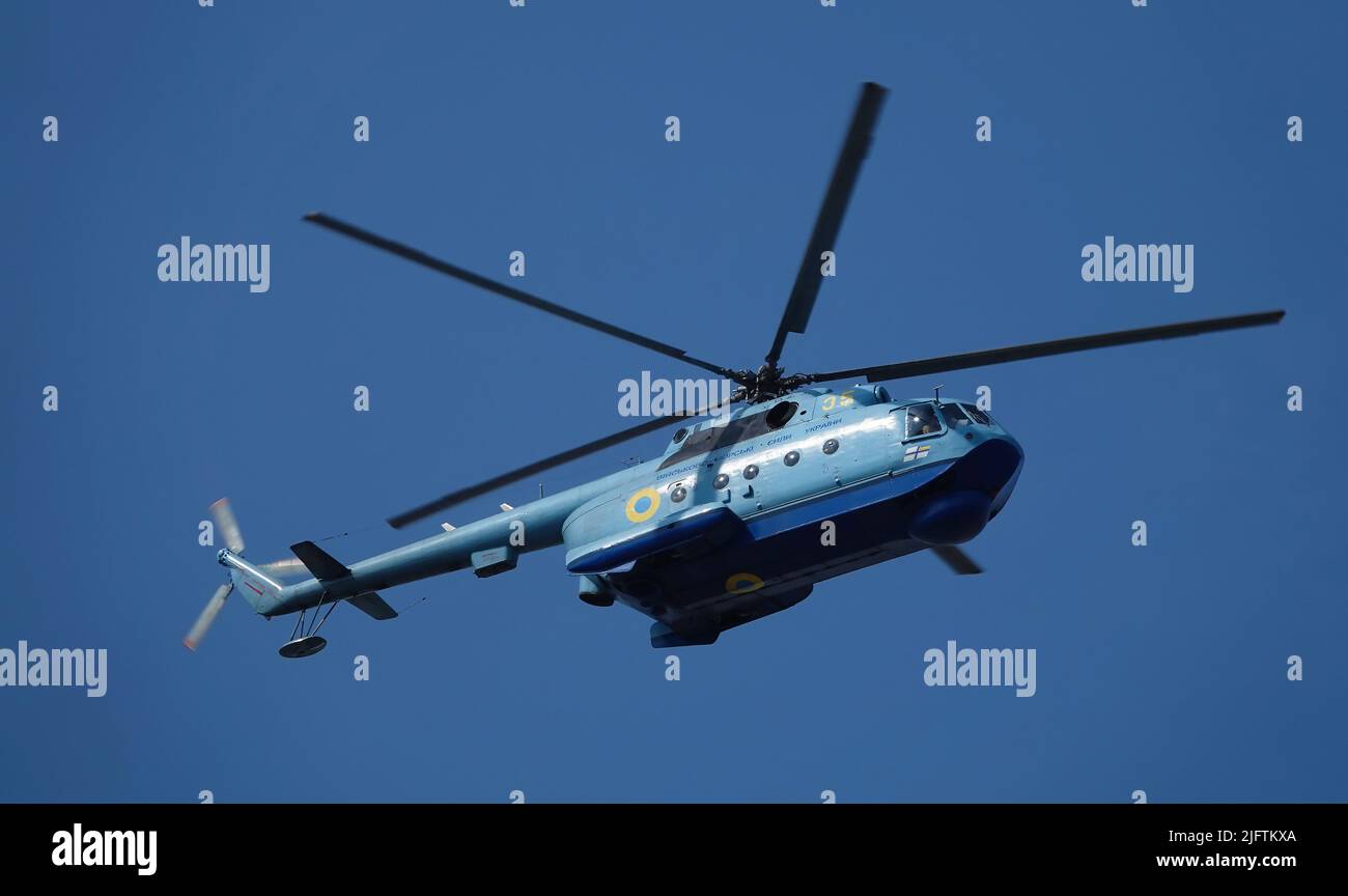 Kiev, Ukraine 24 août 2021: HÉLICOPTÈRE MI-14 à la célébration de 30 ans d'indépendance de l'Ukraine dans le ciel au-dessus de Kiev Banque D'Images Kiev, Ukraine 24 août 2021: HÉLICOPTÈRE MI-14 à la célébration de 30 ans d'indépendance de l'Ukraine dans le ciel au-dessus de Kiev Banque D'Images