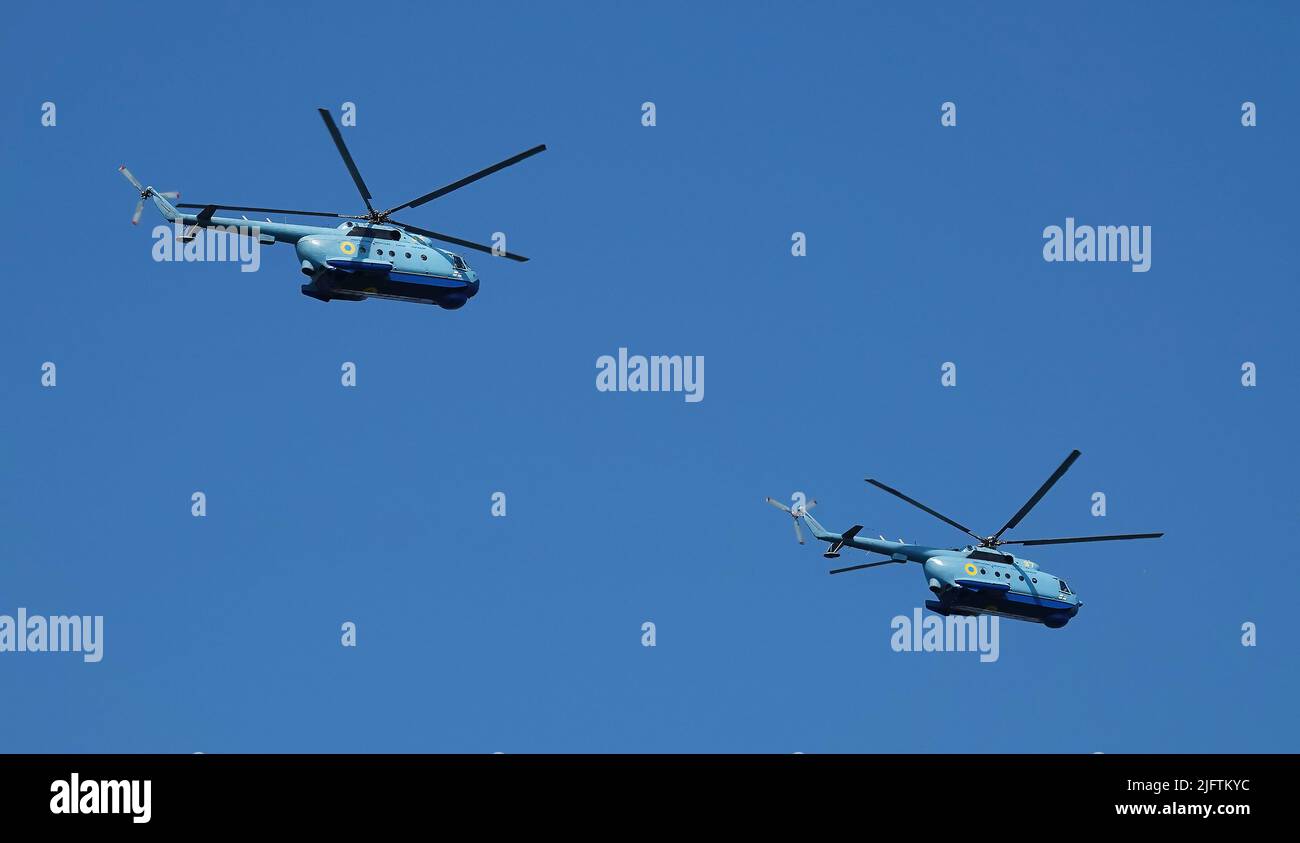 Kiev, Ukraine 24 août 2021: HÉLICOPTÈRE MI-14 à la célébration de 30 ans d'indépendance de l'Ukraine dans le ciel au-dessus de Kiev Banque D'Images Kiev, Ukraine 24 août 2021: HÉLICOPTÈRE MI-14 à la célébration de 30 ans d'indépendance de l'Ukraine dans le ciel au-dessus de Kiev Banque D'Images