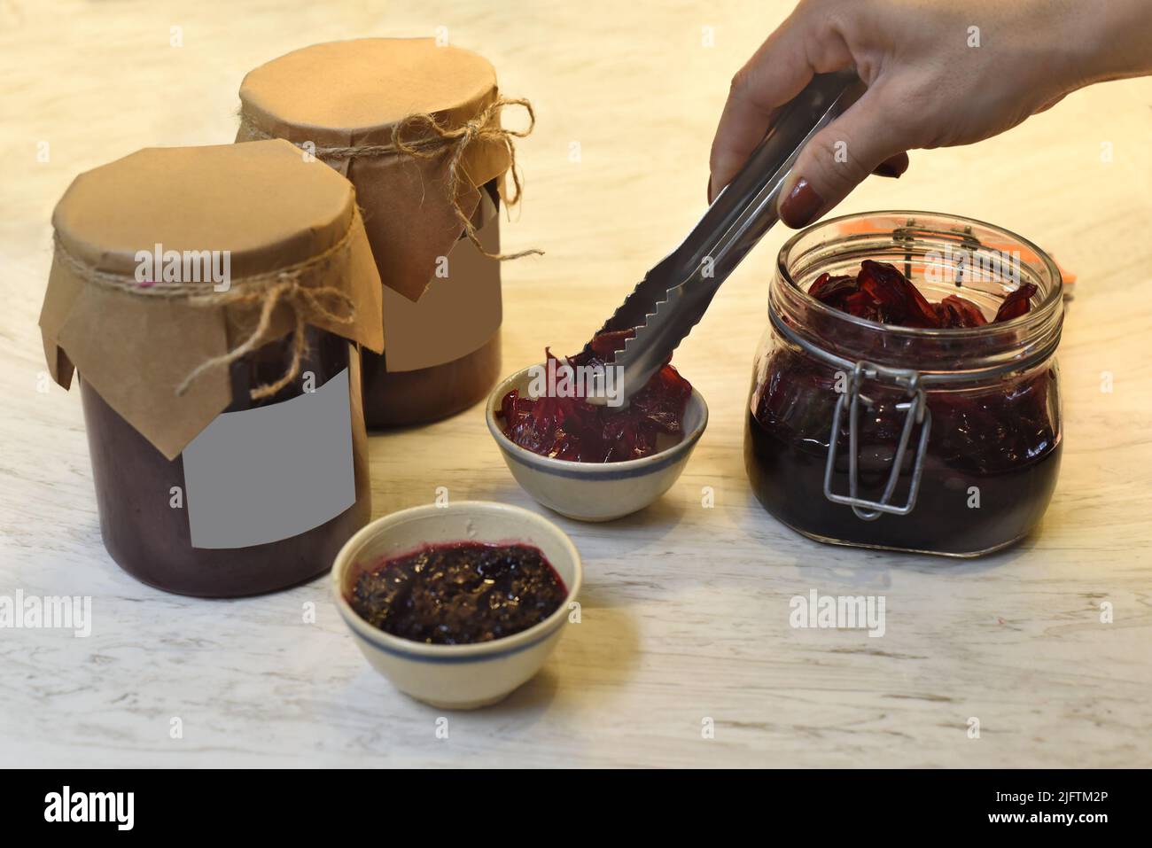 Une confiture d'hibiscus maison dans de petits bols Banque D'Images