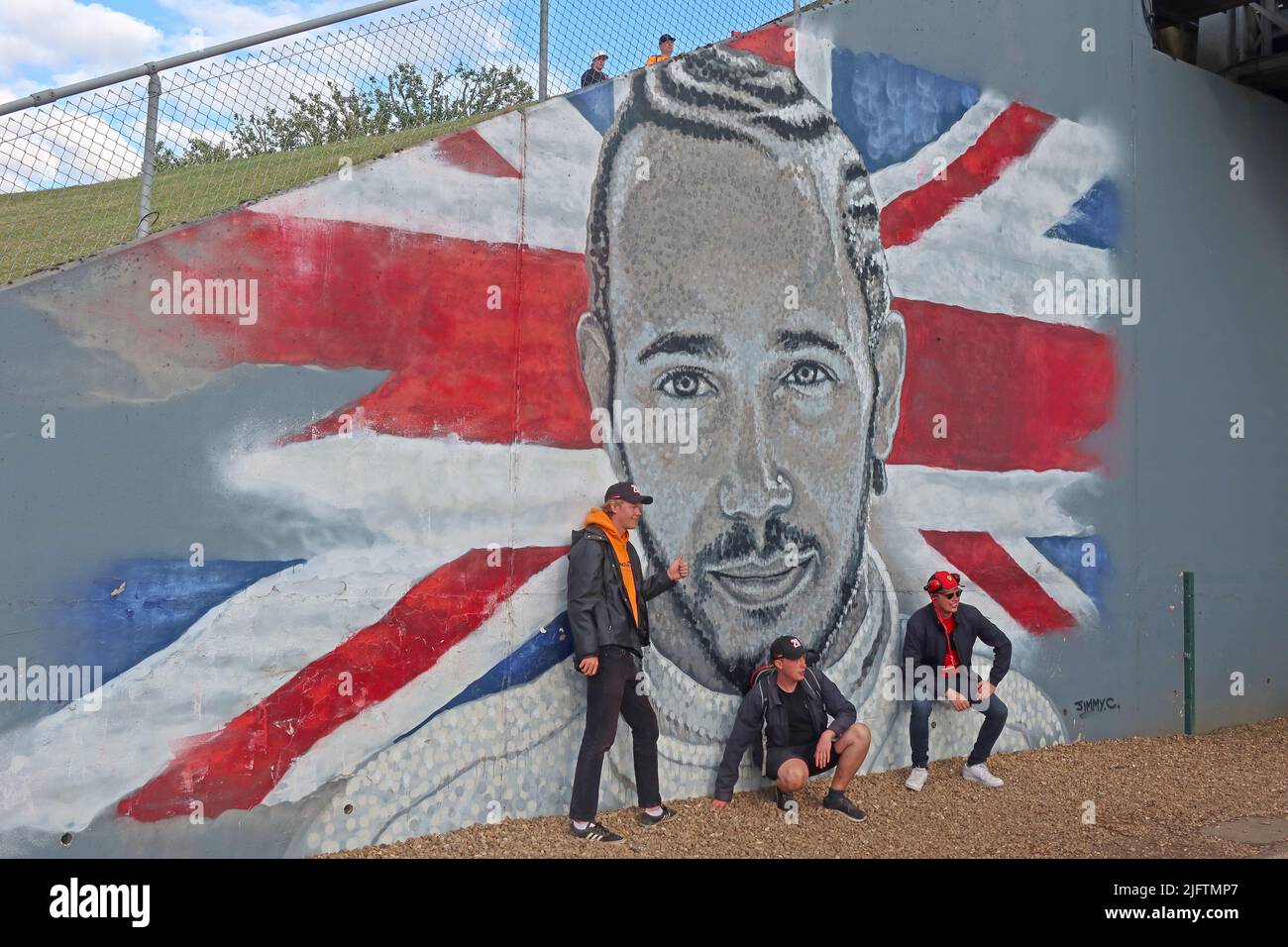 Art mural Lewis Hamilton, œuvre d'art Silverstone Grand Prix Formula1 F1 de Grande-Bretagne, avec des fans posant Banque D'Images