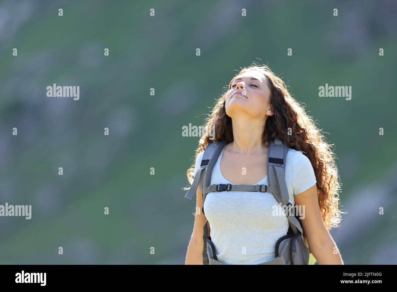 Backpacker se détendre dans la montagne respirer de l'air frais Banque D'Images