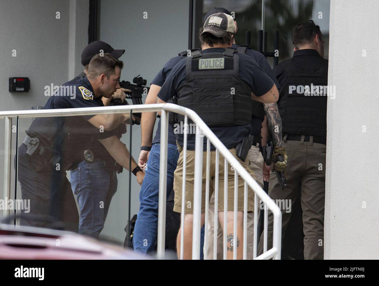 Les policiers continuent de nettoyer les bâtiments sur les lieux d'une fusillade massive le long de la route du défilé du 4 juillet, lundi, 4 juillet 2022, sur l'avenue centrale, dans le parc Highland. (Photo de Brian Cassella/Chicago Tribune/TNS/Sipa USA) Banque D'Images