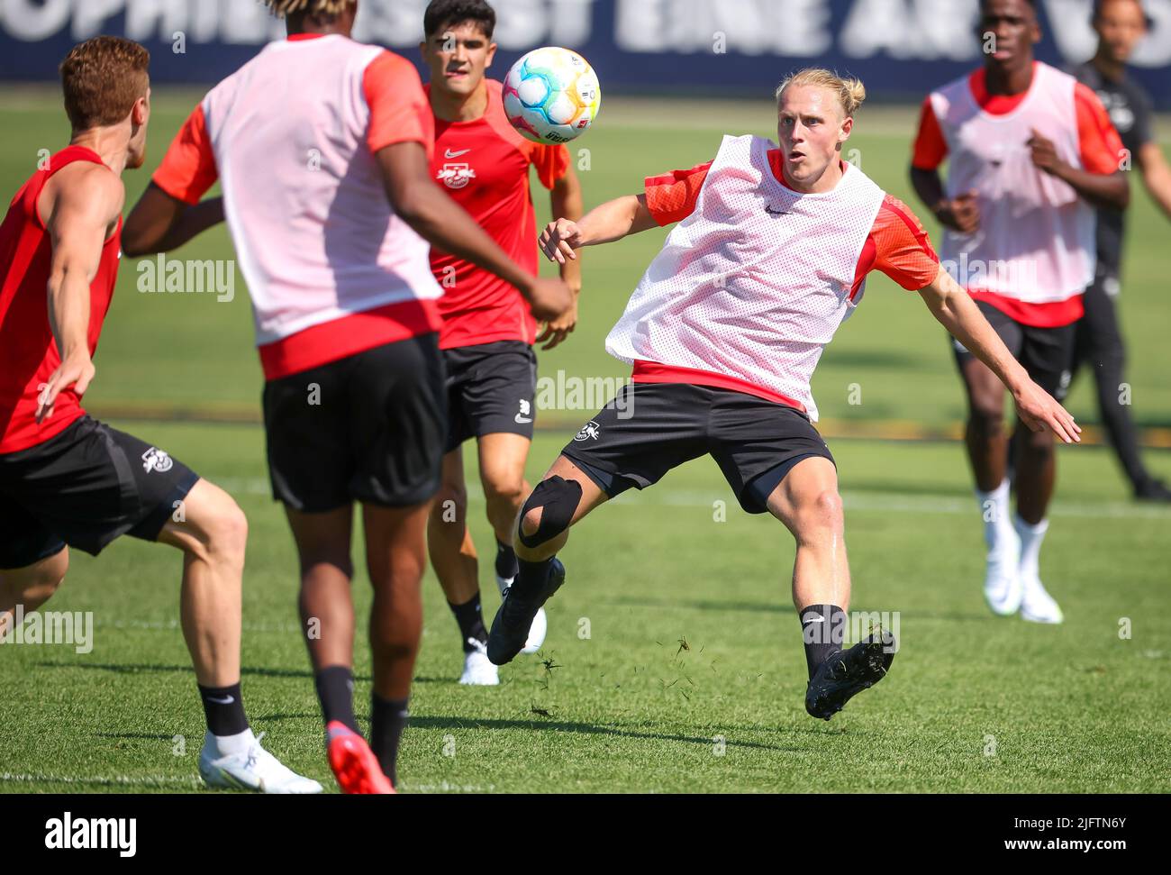 Leipzig, Allemagne. 05th juillet 2022. Football, Bundesliga, formation publique RB Leipzig, centre de formation: Le nouveau venu de Leipzig Xaver Schlager (r) sur le ballon pendant la session de formation. Credit: Jan Woitas/dpa/Alay Live News Banque D'Images