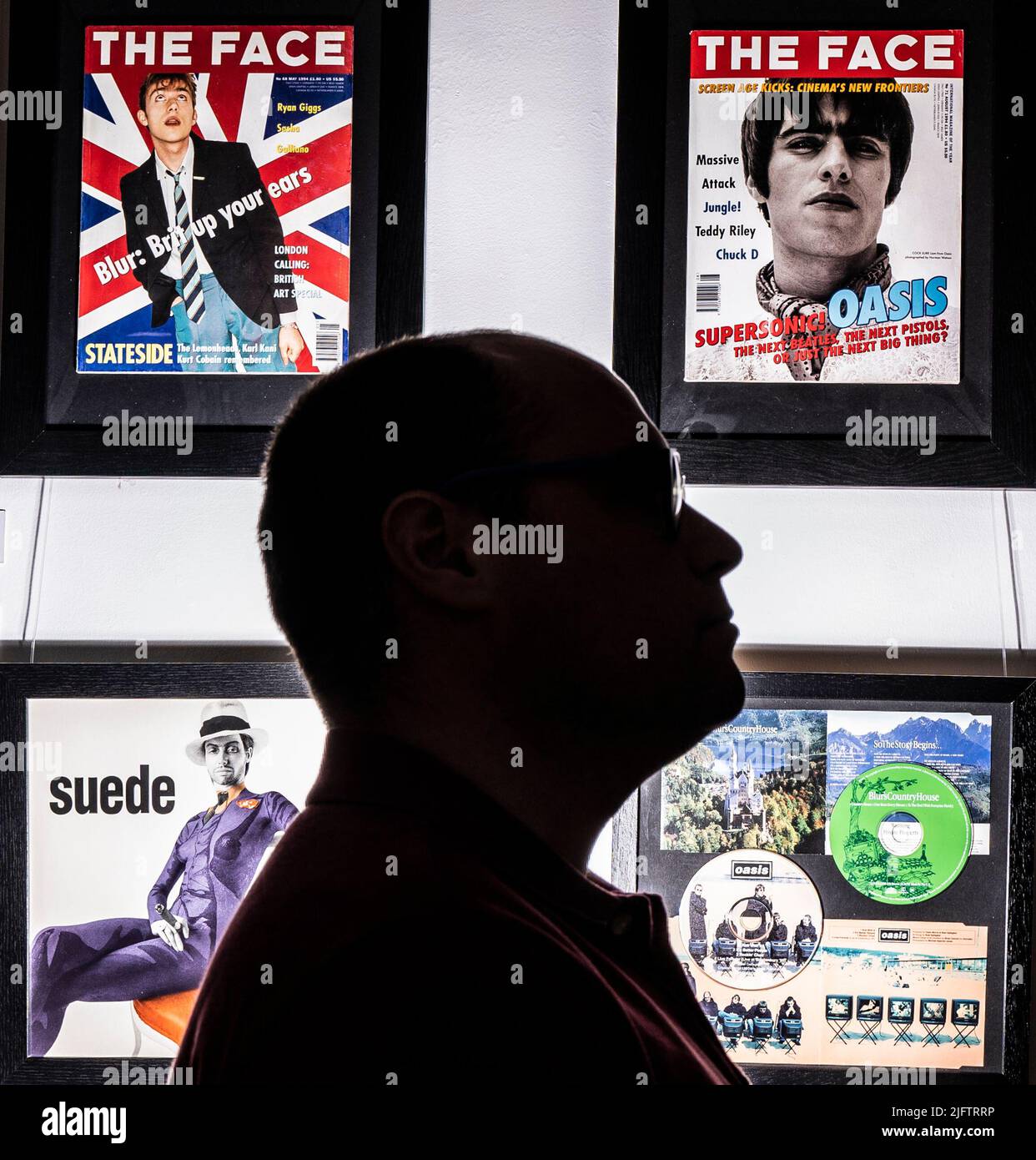 Le Dr Alex Ombler est photographié avec des copies du magazine The face à l'exposition Cool Britannia: Britain de 1990s' au Goole Museum. La toute nouvelle exposition explore les points de repère sociaux, culturels, politiques et technologiques de la dernière décennie du XXe siècle. Date de la photo: Mardi 5 juillet 2022. Banque D'Images