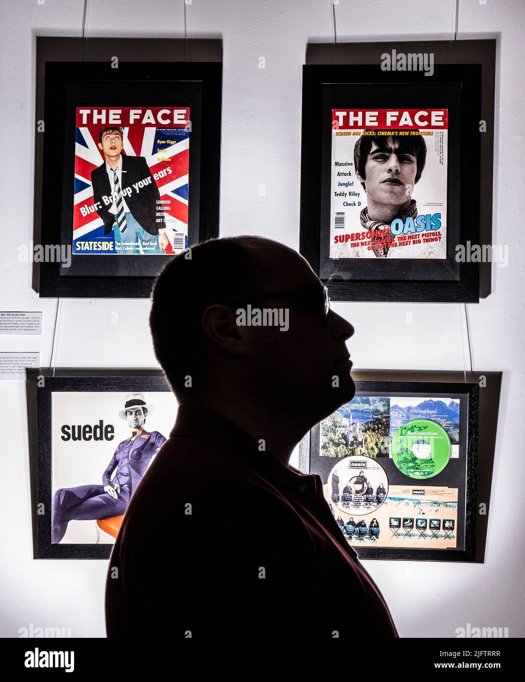 Le Dr Alex Ombler est photographié avec des copies du magazine The face à l'exposition Cool Britannia: Britain de 1990s' au Goole Museum. La toute nouvelle exposition explore les points de repère sociaux, culturels, politiques et technologiques de la dernière décennie du XXe siècle. Date de la photo: Mardi 5 juillet 2022. Banque D'Images