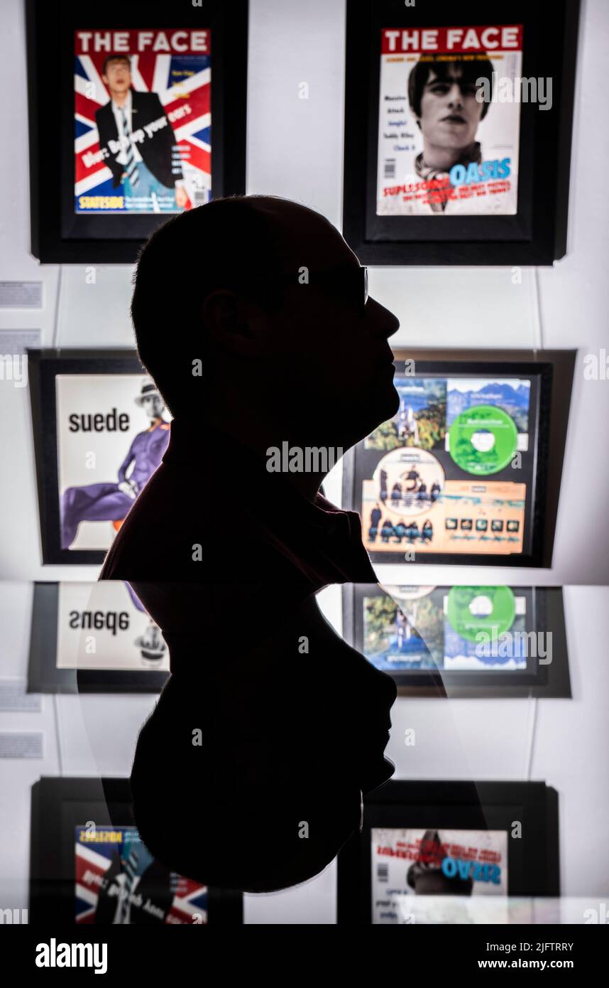 Le Dr Alex Ombler est photographié avec des copies du magazine The face à l'exposition Cool Britannia: Britain de 1990s' au Goole Museum. La toute nouvelle exposition explore les points de repère sociaux, culturels, politiques et technologiques de la dernière décennie du XXe siècle. Date de la photo: Mardi 5 juillet 2022. Banque D'Images