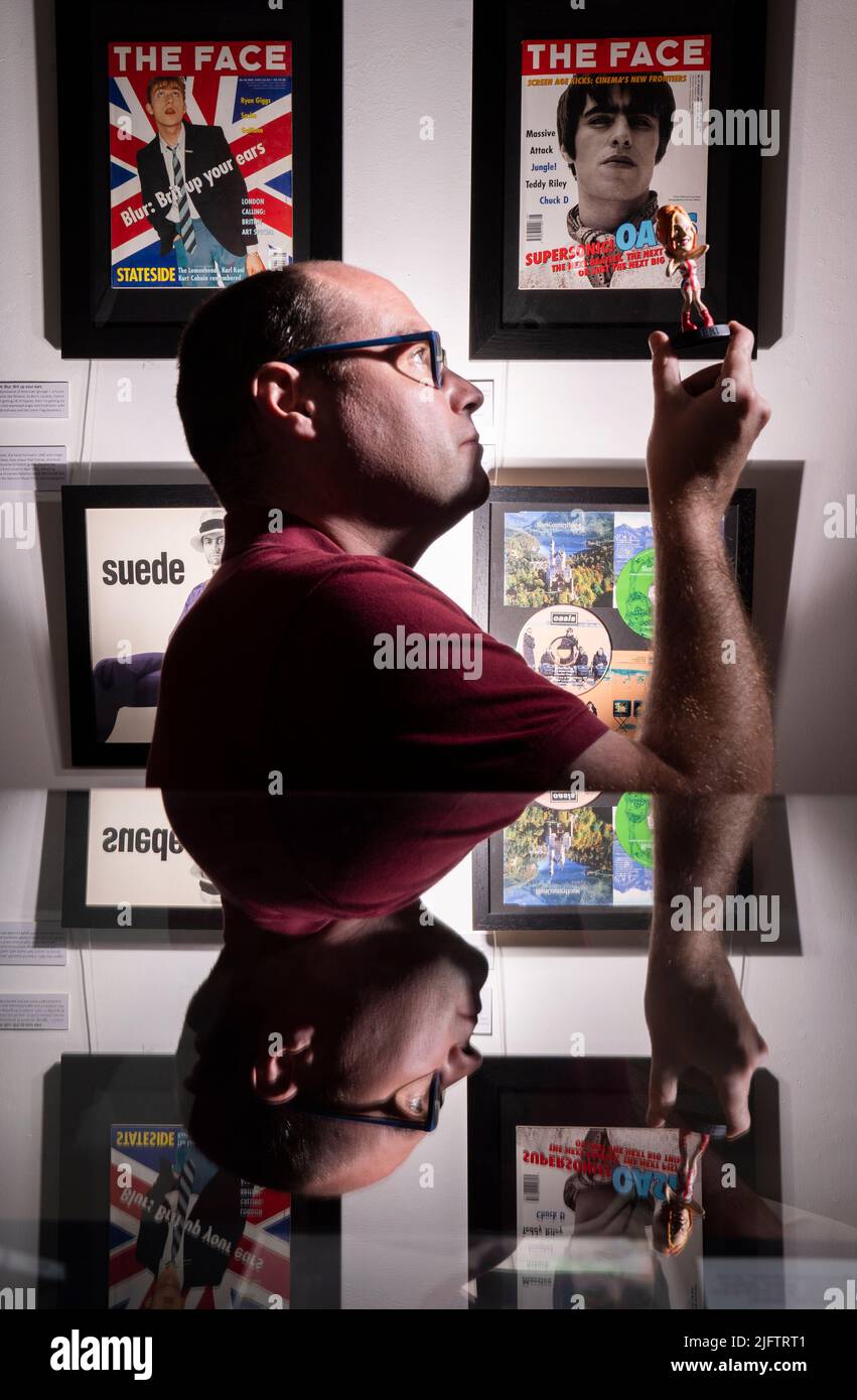 Le Dr Alex Ombler est photographié avec des copies du magazine The face et une figurine à collectionner Spice Girls à l'exposition Cool Britannia: Britain de 1990s' au musée Goole. La toute nouvelle exposition explore les points de repère sociaux, culturels, politiques et technologiques de la dernière décennie du XXe siècle. Date de la photo: Mardi 5 juillet 2022. Banque D'Images