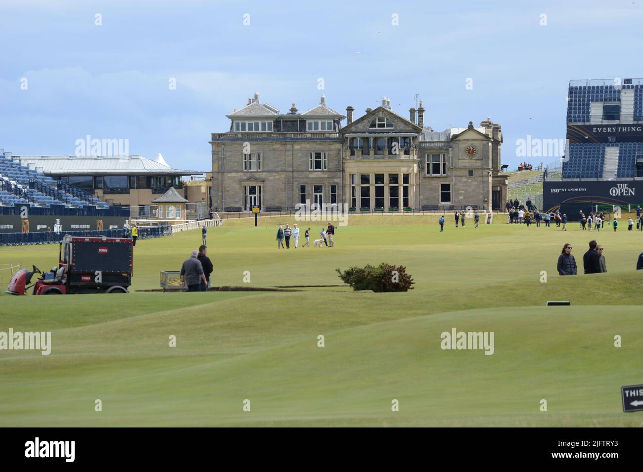 Préparatifs au 5 juillet pour l'Open Golf Championship 150th, St Andrews, Écosse, quelques jours pour commencer. Pavillon avec stands Banque D'Images