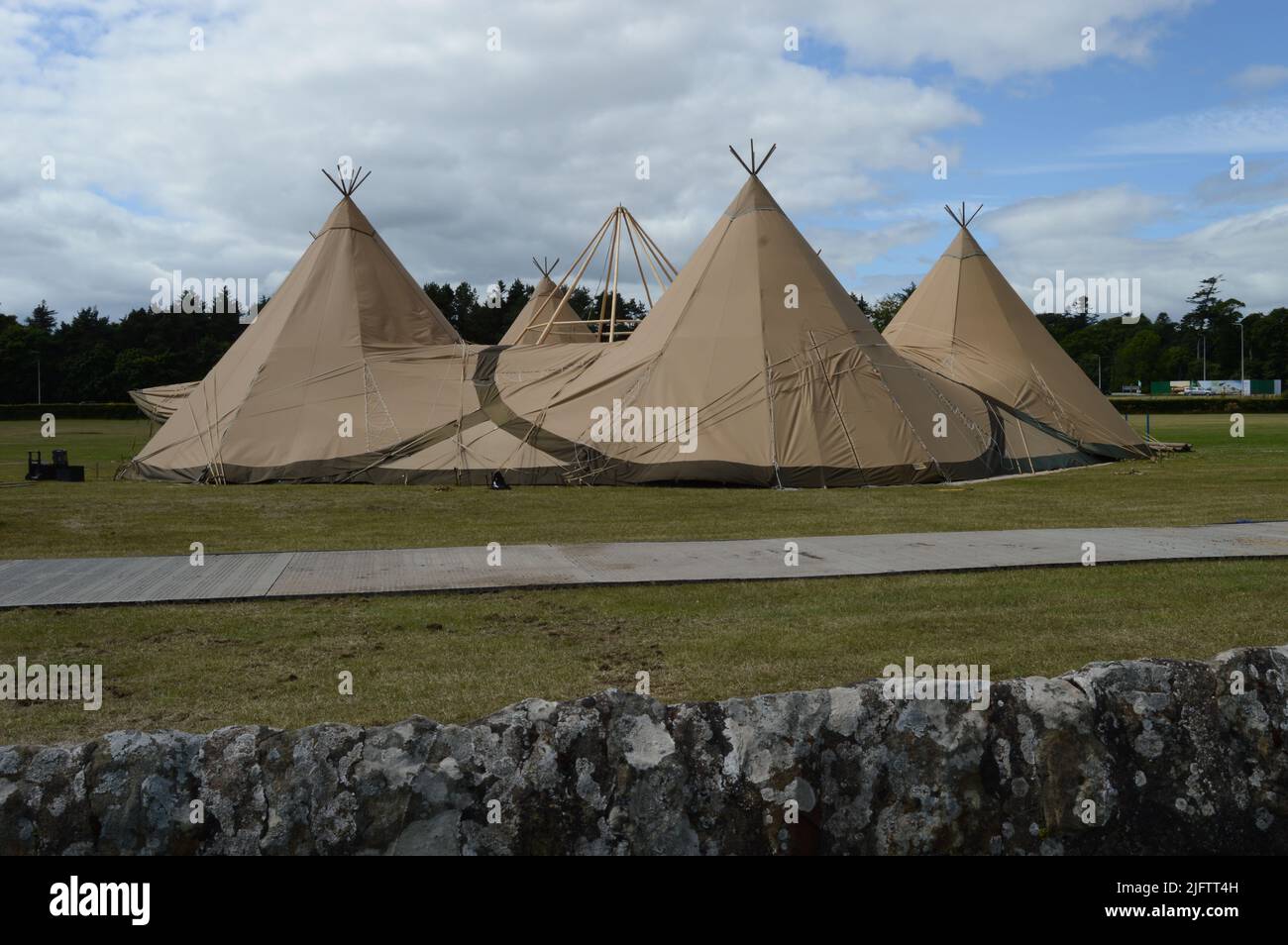 Un hébergement de tented étant préparé près de l'Old course pour le championnat de golf ouvert 150th, St Andrews, Écosse, à quelques jours seulement pour aller à la star Banque D'Images