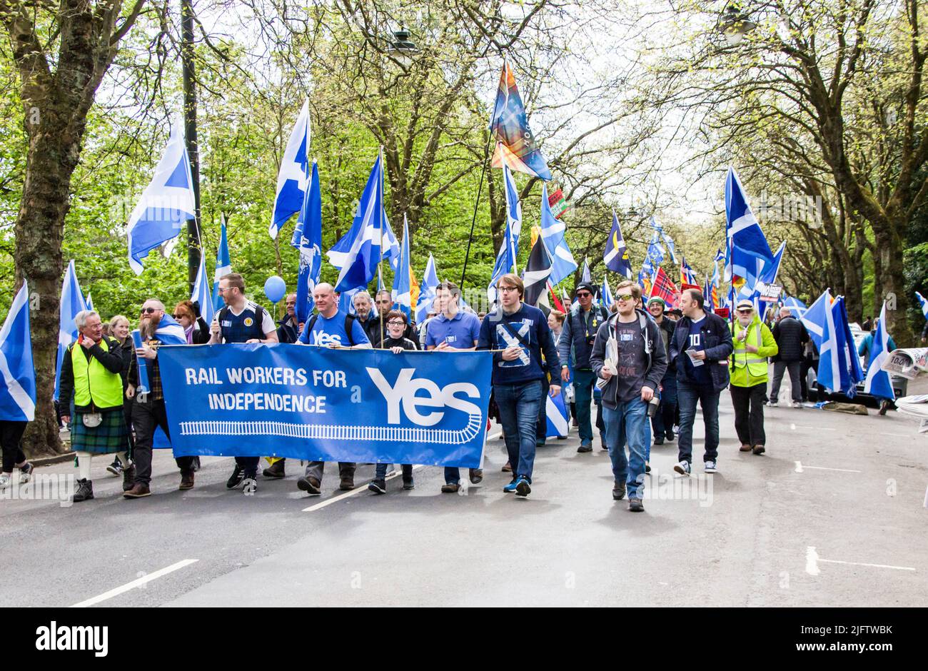 Indyref 2 mars à Glasgow, foule de personnes avec des drapeaux écossais et bannière 'les travailleurs ferroviaires pour l'indépendance' Banque D'Images