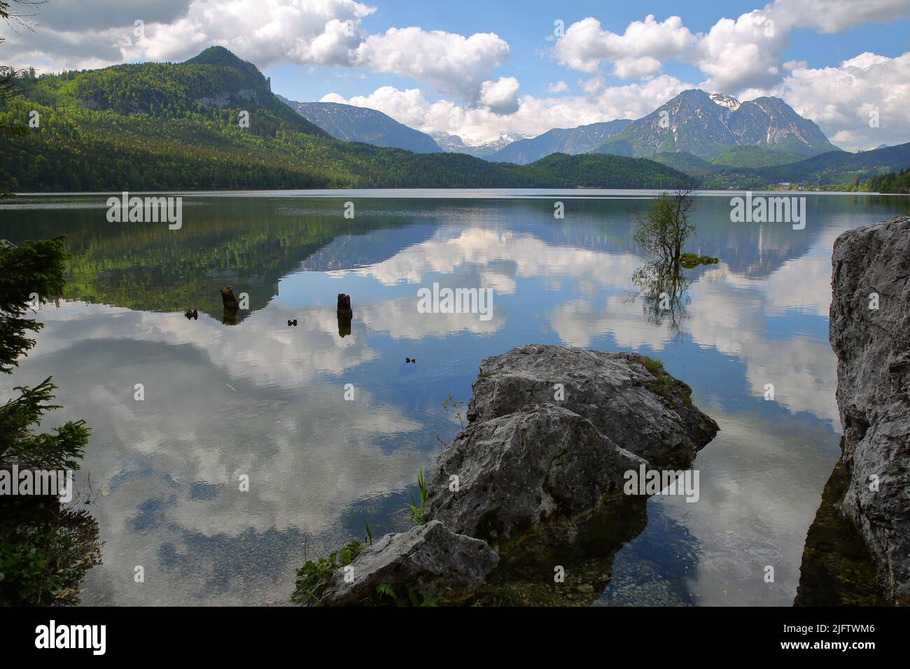 Réflexions sur le lac Altaussee vue de la rive, Bad Aussee, Salzkammergut, Styrie, Autriche, Europe Banque D'Images