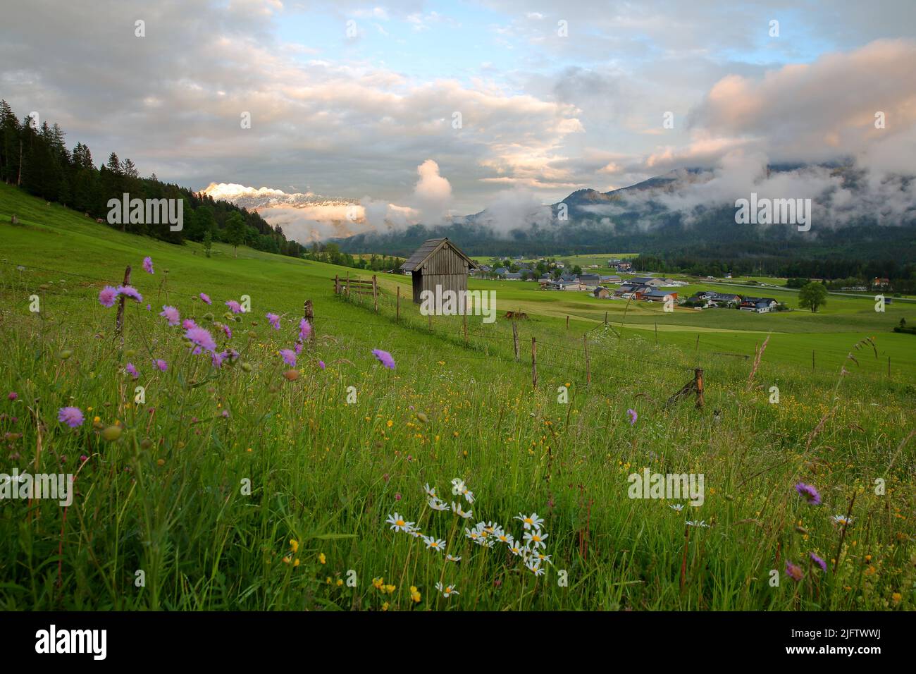 La campagne après le coucher du soleil autour de Pichl Kainisch, Bad Aussee, Salzkammergut, Styrie, Autriche, Europe Banque D'Images