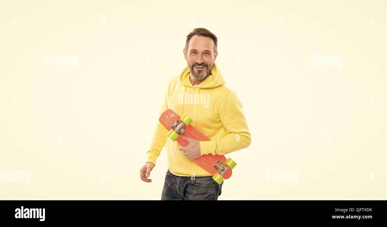 joyeux homme skateboarder avec la barbe tenir penny skateboard isolé sur blanc, style de vie hippster. Banque D'Images