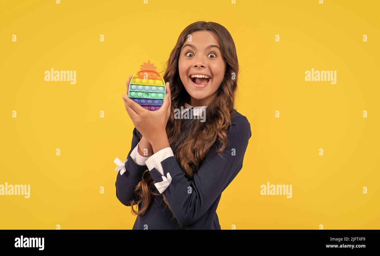 surprise teen girl jouer avec pop il silicone jeu de violon sensoriel, l'enfance Banque D'Images