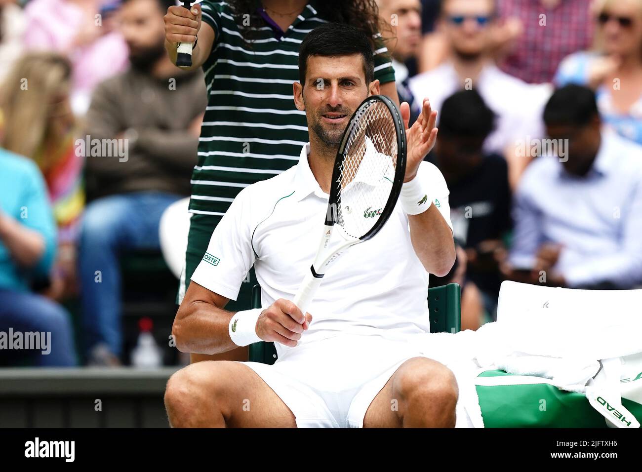 Novak Djokovic de Serbie lors d'une pause contre le joueur italien Jannik lors du quart de finale du match sur le court central le neuf jour des Championnats de Wimbledon 2022 au All England Lawn tennis and Croquet Club, Wimbledon. Date de la photo: Mardi 5 juillet 2022. Banque D'Images