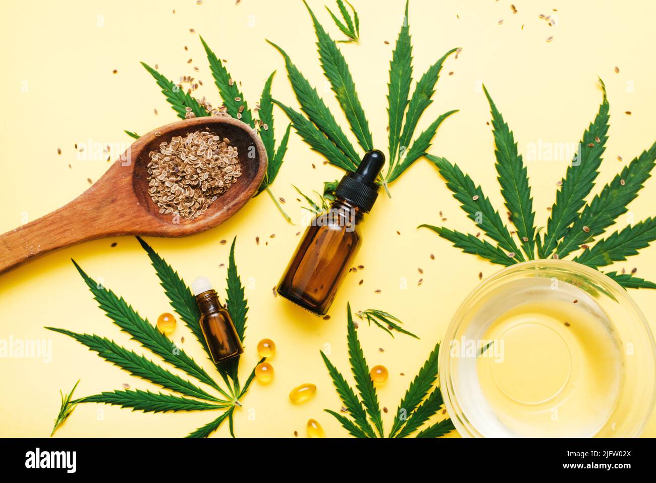 Composition avec bouteille d'huile de CBD ou de sérum, feuilles de chanvre et graines. Baume et huile relaxante pour la guérison. Produits de chanvre. Le concept de création naturelle Banque D'Images