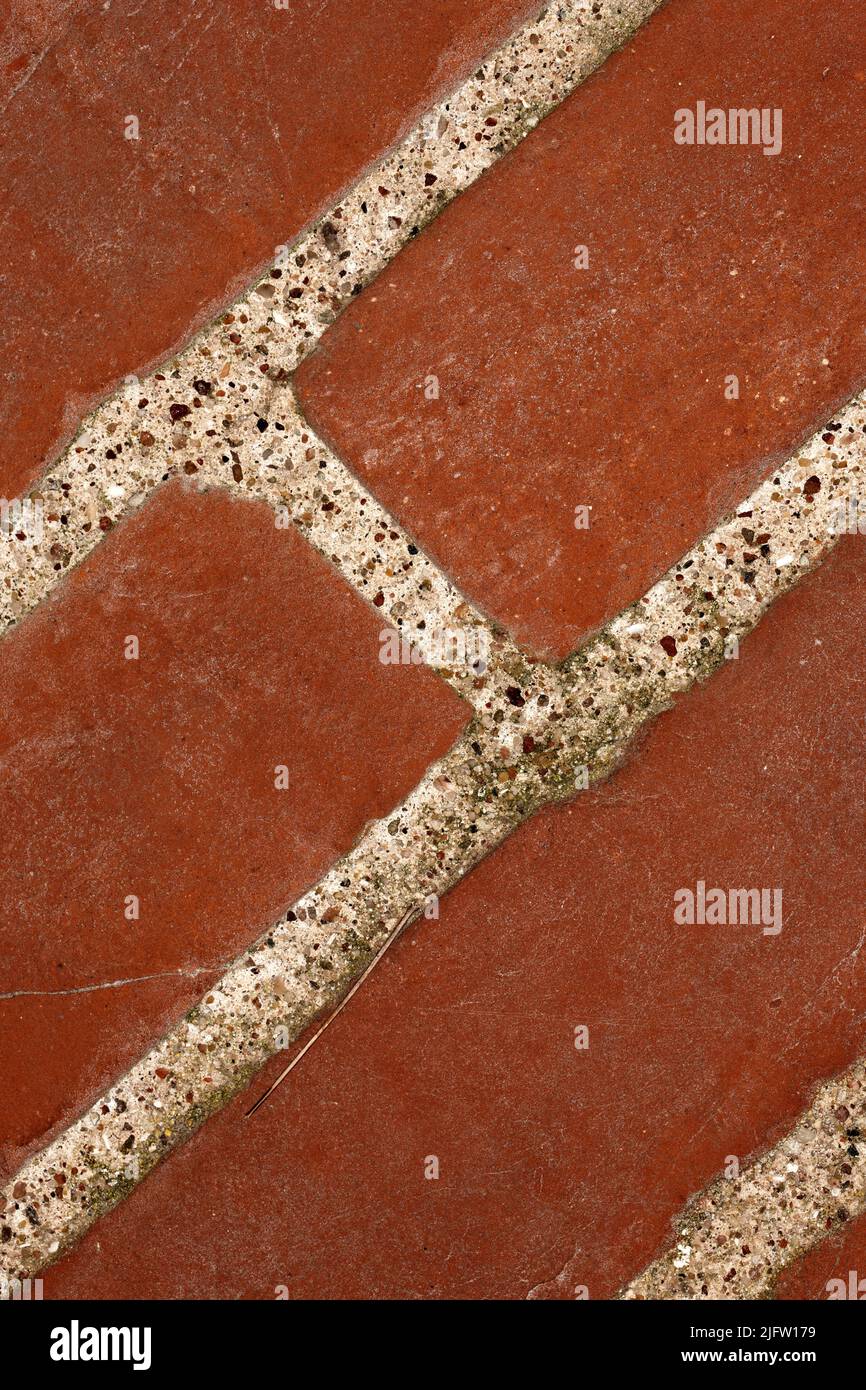 Gros plan de coulis dans un mur de briques rouges avec espace de copie à l'extérieur d'une maison, maison ou bâtiment de ville. Texture et arrière-plan détaillé d'ébauche Banque D'Images