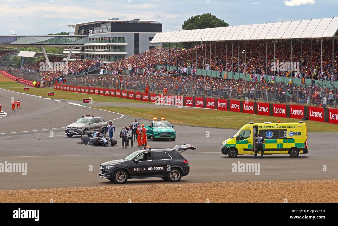 Grand Prix de formule 1, accident de course de Silverstone, juillet 2022, impliquant Zhou Guanyu pilote, avec ambulance et tribunes pleines Banque D'Images