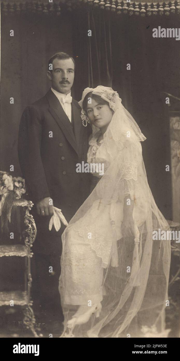 Vêtements de mariage urbain du début du XXe siècle Banque D'Images