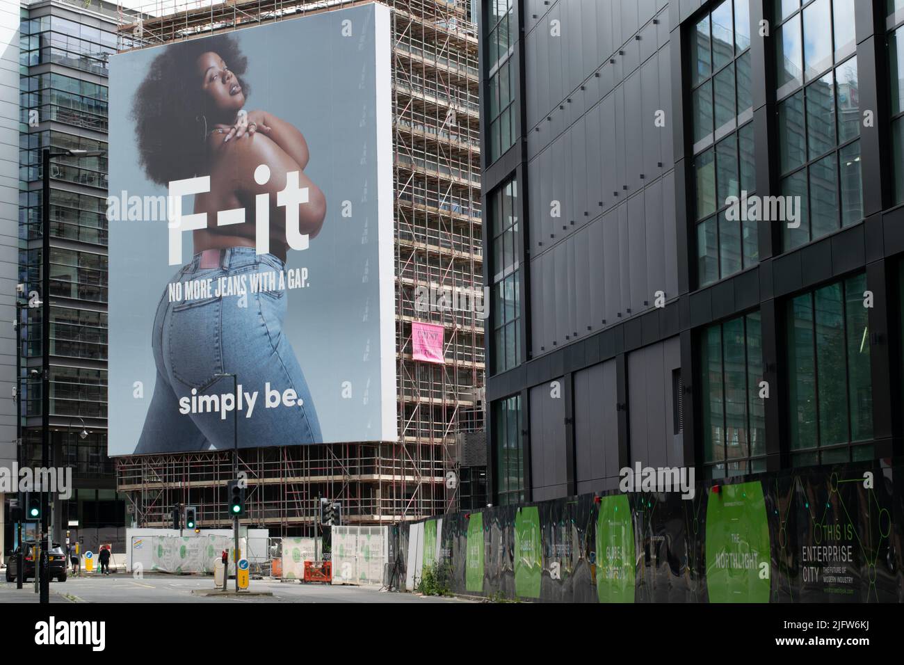 Une publicité pour les jeans F-IT se trouve simplement sur le site de construction de l'usine. Manchester Royaume-Uni Banque D'Images