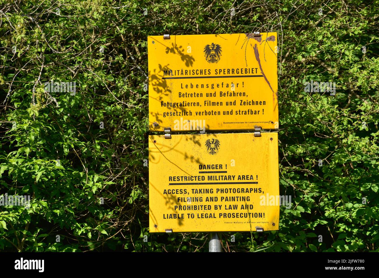 Döllersheim, Allensteig, Verbot, Tafel, Schild, Wappen, Deutsch, Franzisch, Sperrgebiet, Militärisch, Verkehrszeichen, Lebensgefahr, Fotografieren, fil Banque D'Images