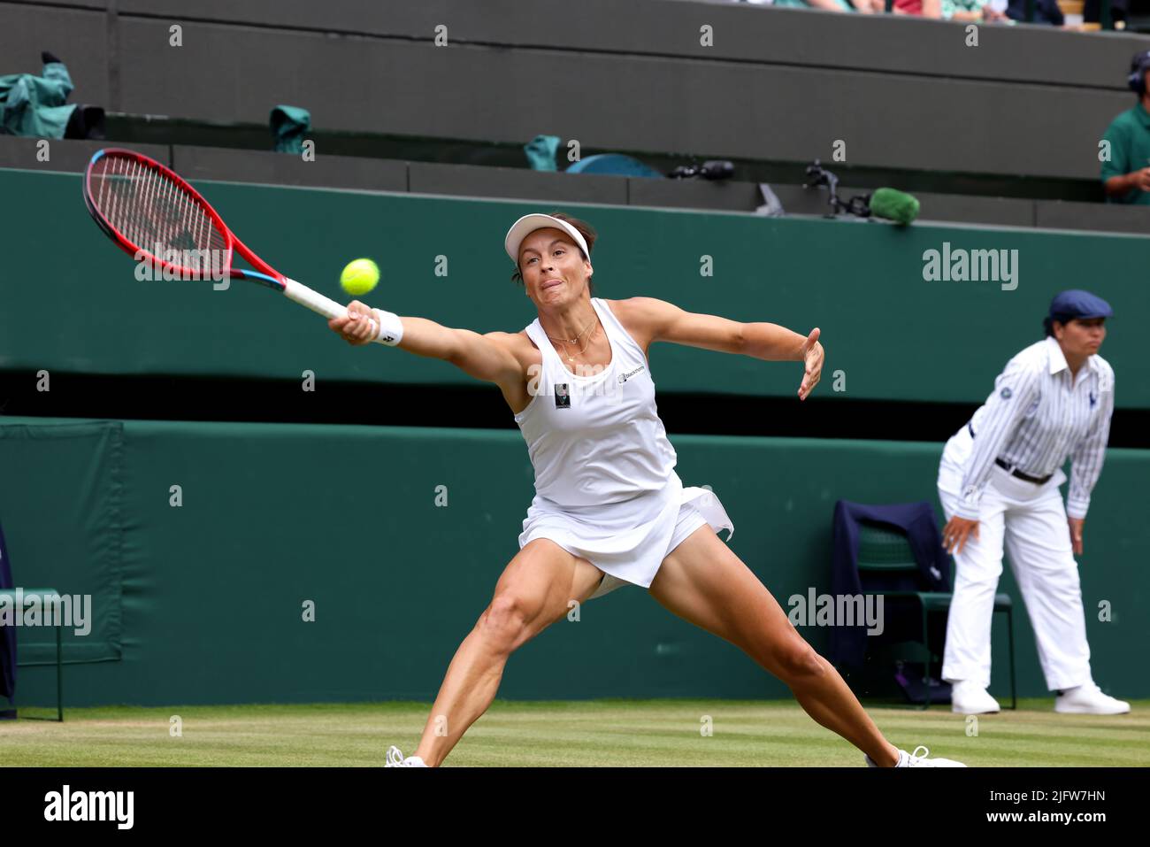 Tous, Royaume-Uni. 5th juillet 2022. Club de tennis de pelouse, Wimbledon, Londres, Royaume-Uni: Tatjana Maria en Allemagne en action contre la paysfemme Jule Niemeier lors de leur quart de finale de match à Wimbledon aujourd'hui. Maria a remporté le match pour passer à la demi-finale. Crédit : Adam Stoltman/Alamy Live News Banque D'Images