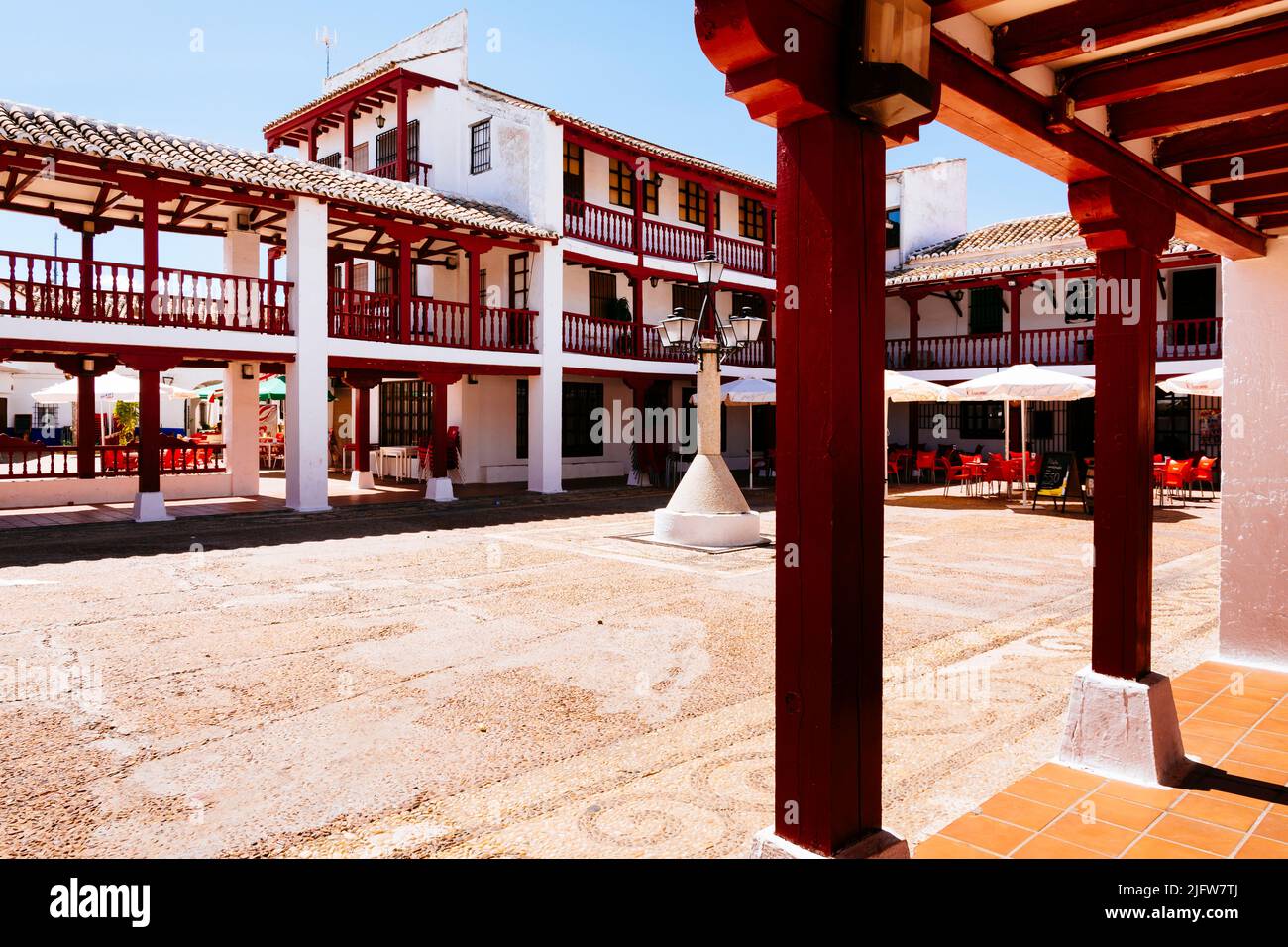La Plaza de la Constitución, Plaza Mayor, à Puerto Lápice est une place de style la Mancha, avec deux niveaux d'arcades en bois peintes en rouge. Puerto Lápice, Banque D'Images