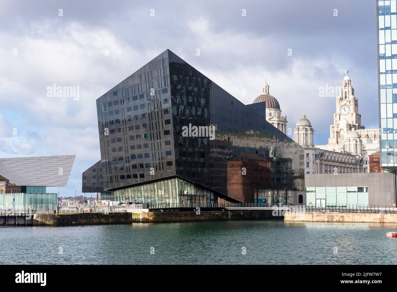 Paysage urbain du centre-ville de Liverpool depuis les Albert Docks. Liverpool, Merseyside, Lancashire, Angleterre, Royaume-Uni Banque D'Images