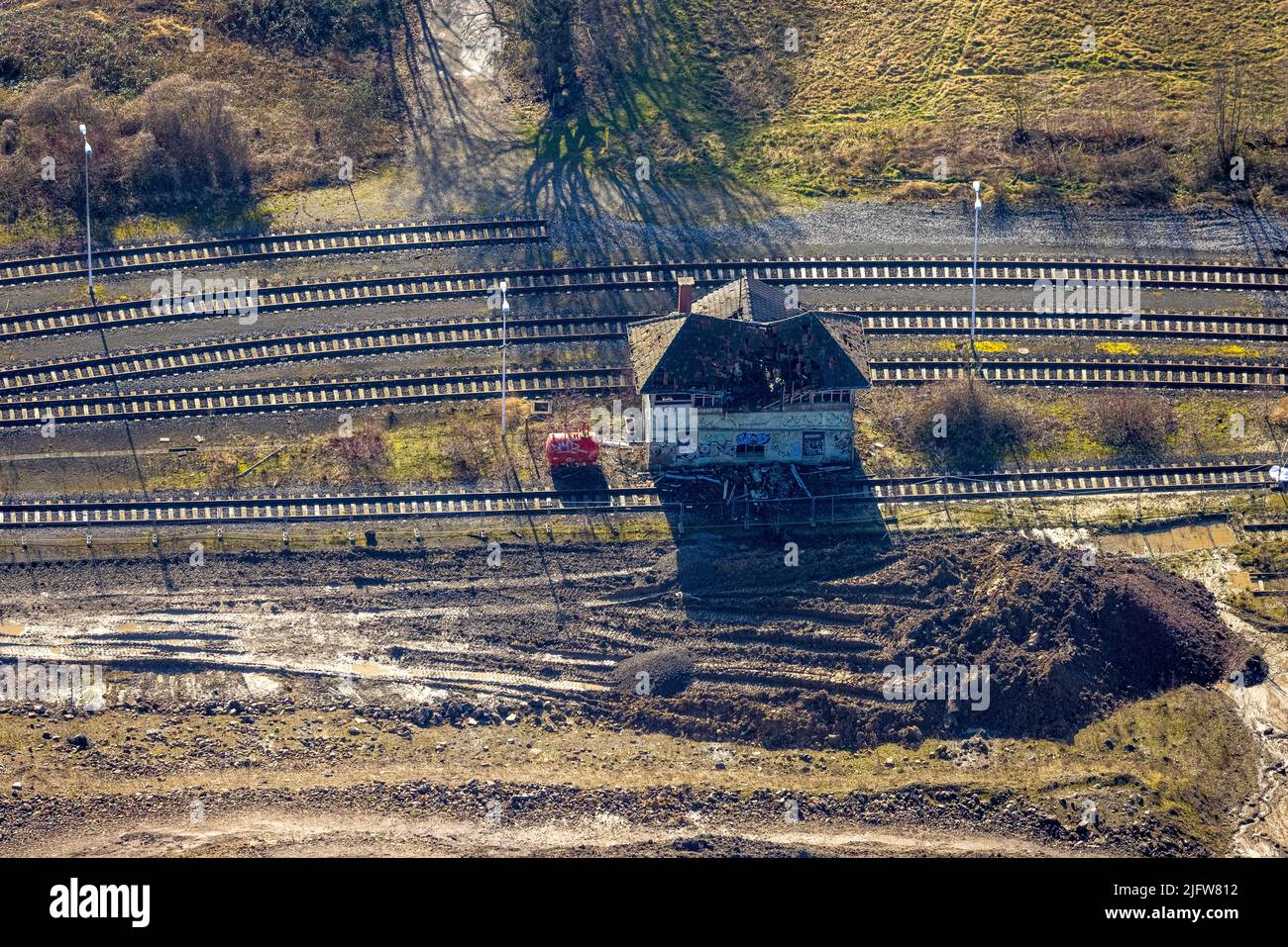 Vue aérienne, maison de gardien de chemin de fer décainé dans le quartier Laer de Bochum, tour de commutation, ruine, infrastructure ferroviaire, zone de Ruhr, Rhin-Nord-Ouest Banque D'Images