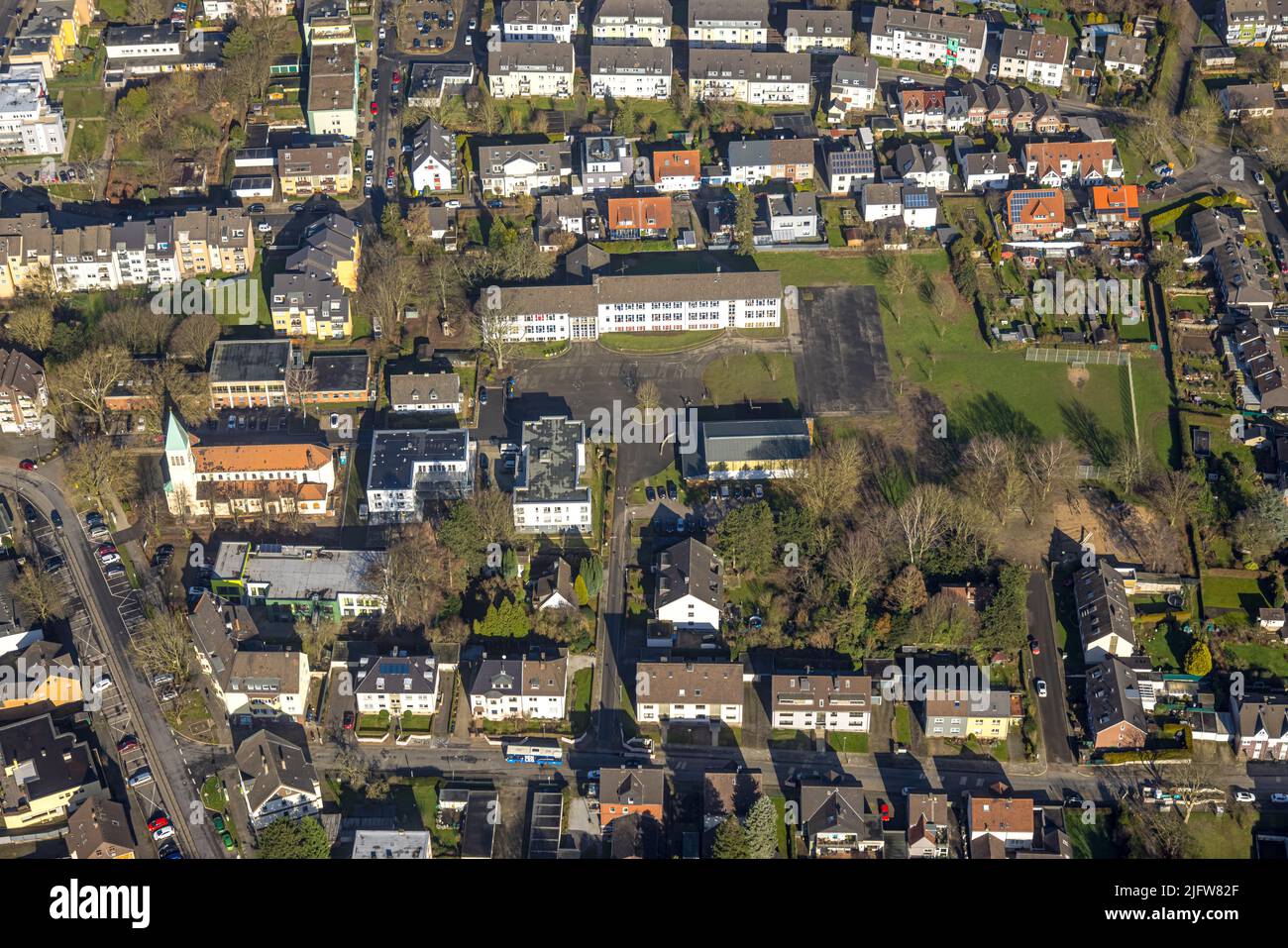 Photographie aérienne, école primaire de Laer et église de Corpus Christi dans le district de Laer à Bochum, région de la Ruhr, Rhénanie-du-Nord-Westphalie, Allemagne, lieu de Banque D'Images