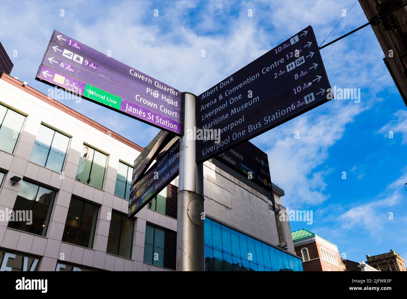 Panneau touristique multidirectionnel. Liverpool, Merseyside, Lancashire, Angleterre, Royaume-Uni Banque D'Images