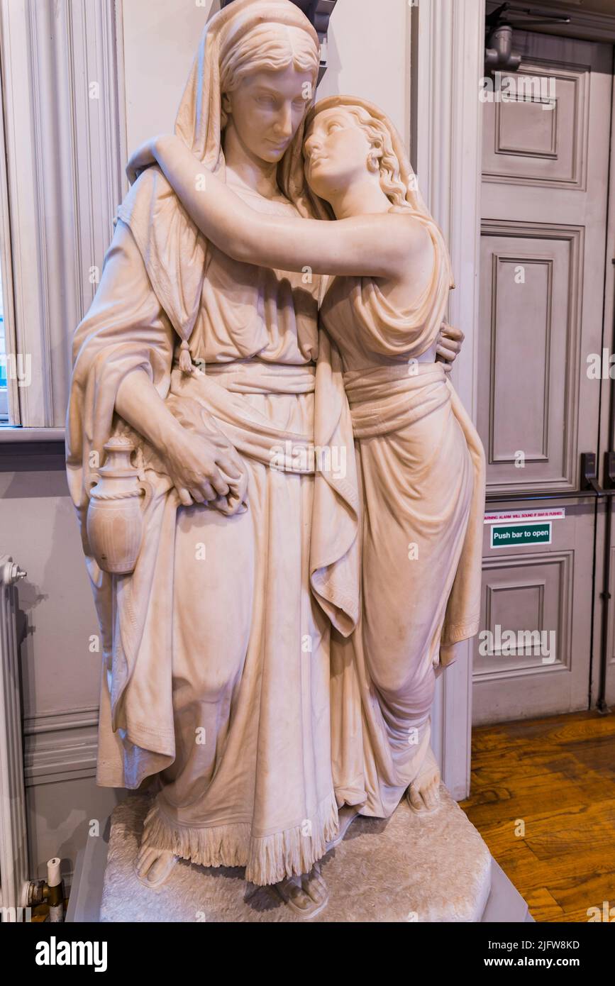 Ruth et Naomi - J. Warrington Wood. Galerie de sculptures. Walker Art Gallery est une galerie d'art de Liverpool, qui abrite l'une des plus grandes galeries d'art Banque D'Images